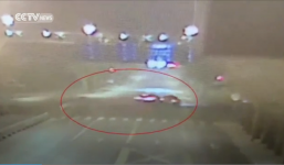 BMW lao như tên bắn, húc taxi rơi xuống sông